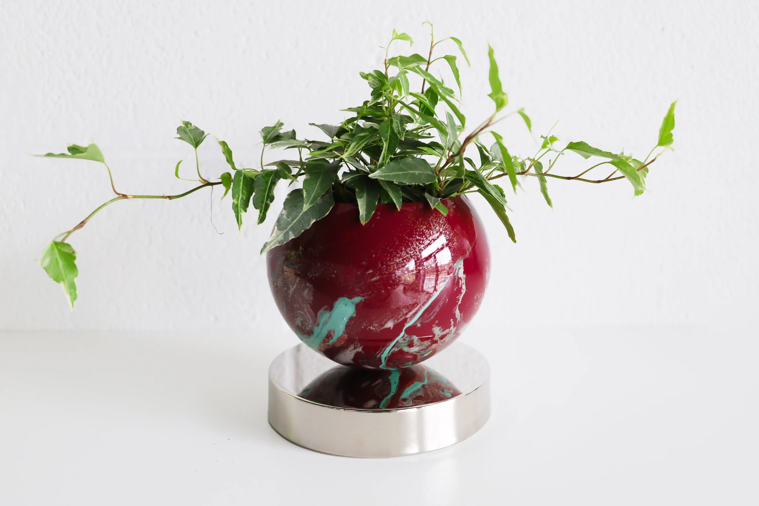 Black Cherry & Mint Marbled Planter on a Chrome Base - Image 2